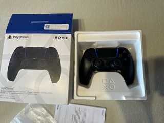 Mando PS5 Negro, joystick Magnéticos  y caja.