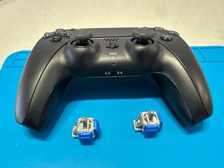 Mando PS5 Negro, joystick Magnéticos  y caja.