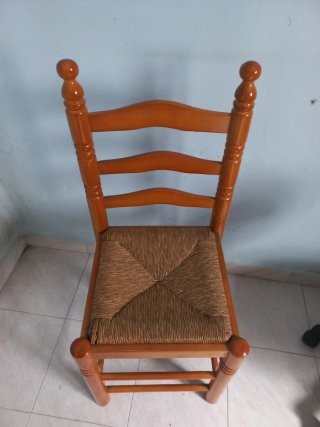 Juego de 2 sillas de madera y mimbre
