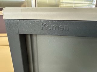 Mueble bajo de oficina metálico gris