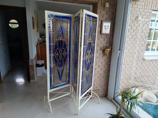 Biombo de cristal azul y dorado