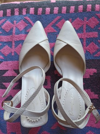 Zapatos tacón beige.num 38.Como nuevos.6€.No envio