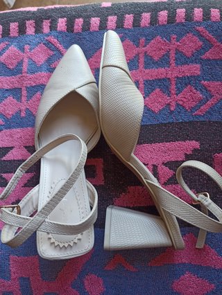 Zapatos tacón beige.num 38.Como nuevos.6€.No envio
