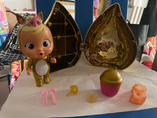 Muñeca Bebé Llorona dorada con Accesorios