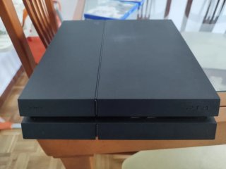 PS4 500GB Negra + Mando + 2 Juegos