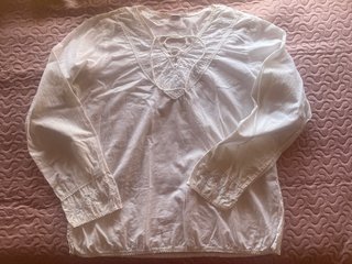 Camisa blanca de algodón con bordados