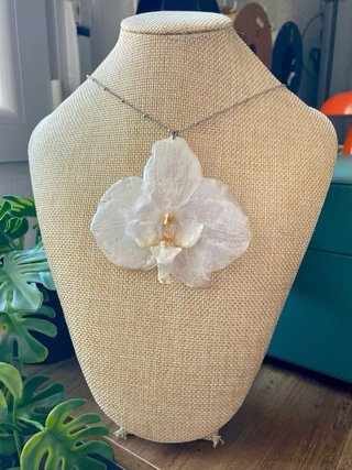 Collar Orquídea Blanca y Dorada