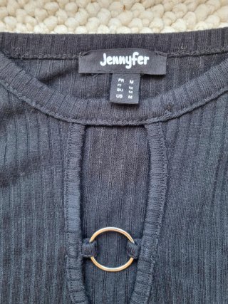 Top negro halter con detalle metálico