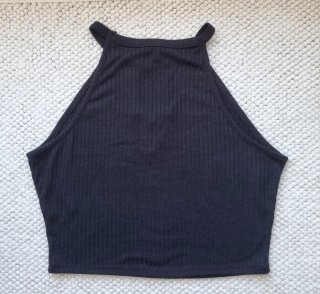 Top negro halter con detalle metálico