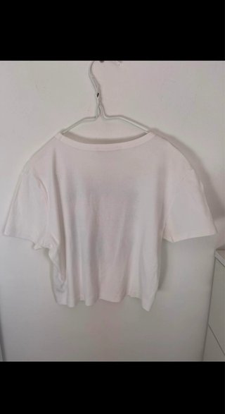 Camiseta blanca con estampado playero