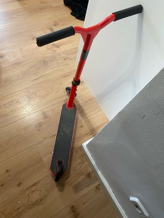 Patinete rojo para niño