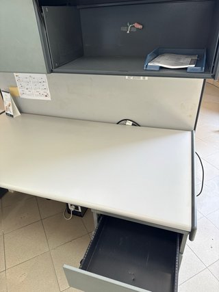Mesa de oficina gris y blanca