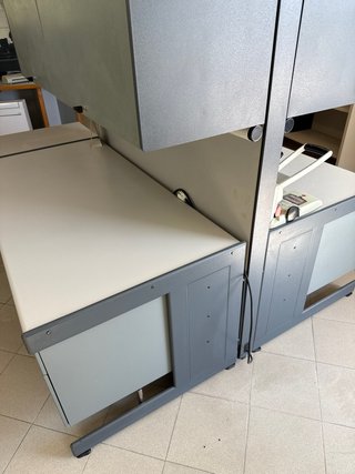 Mesa de oficina gris y blanca
