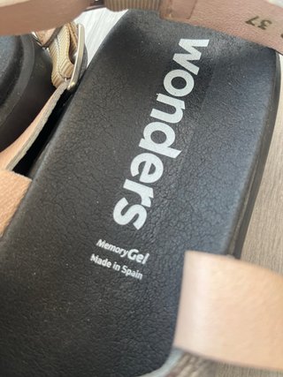 Sandalias Wonders Beige y Plata Talla 37.