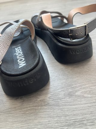 Sandalias Wonders Beige y Plata Talla 37.