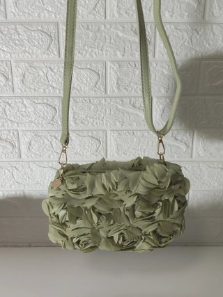 Bolso verde con flores