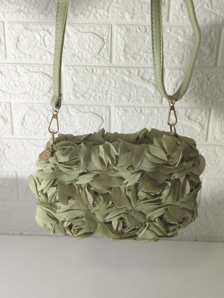 Bolso verde con flores