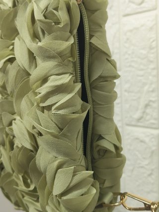 Bolso verde con flores