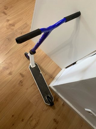 Patinete azul para niños