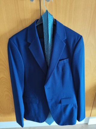 Traje azul con corbata y dos camisas