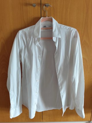 Traje azul con corbata y dos camisas