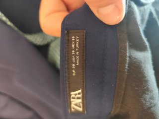 Traje azul con corbata y dos camisas