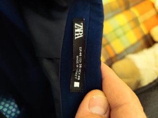 Traje azul con corbata y dos camisas