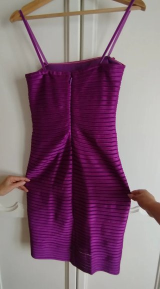 Vestido morado con chal beige