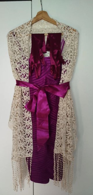 Vestido morado con chal beige