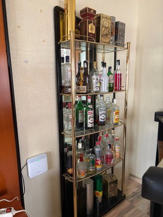 Barra de bar con taburetes