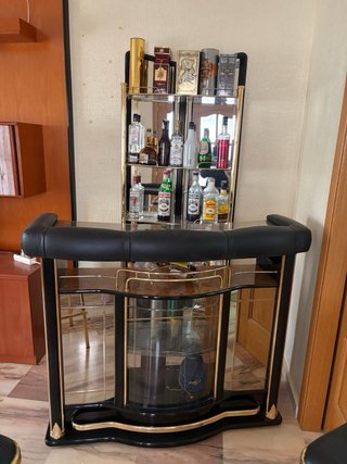 Barra de bar con taburetes