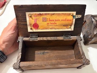 Pequeño baúl de madera tallada