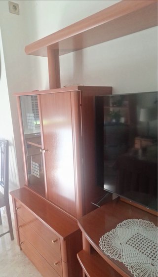 Mueble de salón cerezo con vitrina de cristal.