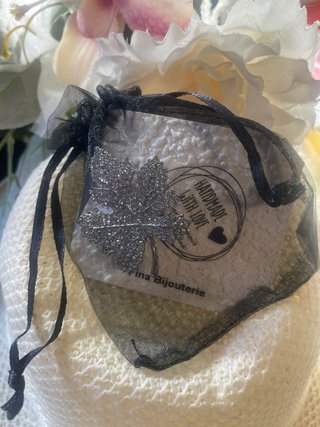 Broche hoja plateada Piedrecitas,para fiesta