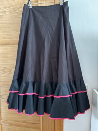 Falda flamenca negra con volantes rosa