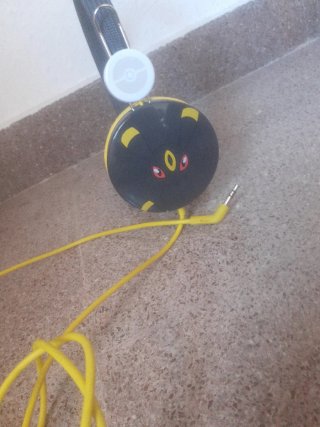 Cascos con cable amarillo y negro
