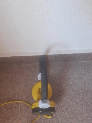 Cascos con cable amarillo y negro