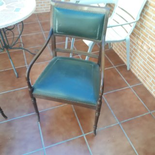 Silla de madera y cuero verde