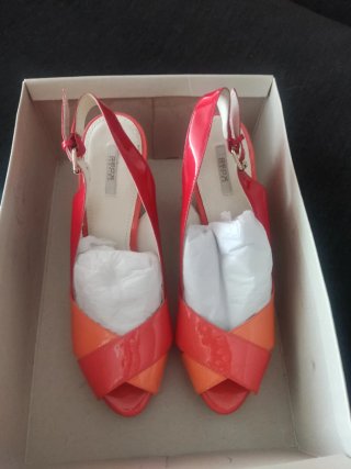 Sandalias Geox Peep Toe Tacón color coral y rojo
