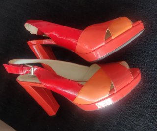 Sandalias Geox Peep Toe Tacón color coral y rojo