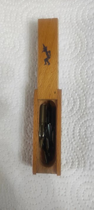 Tintero y material de escritura antiguo