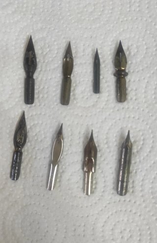 Tintero y material de escritura antiguo