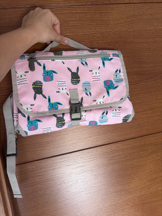 Cambiador bebé rosa con estampado de conejos