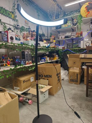 Lámpara de pie LED moderna