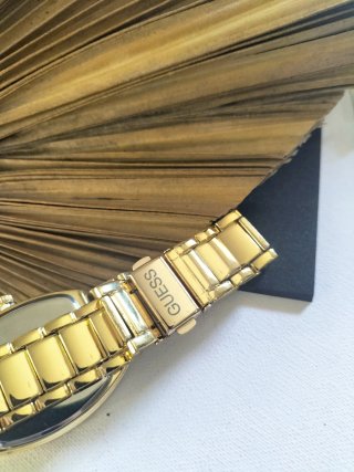 Reloj Guess Dorado con Cristales