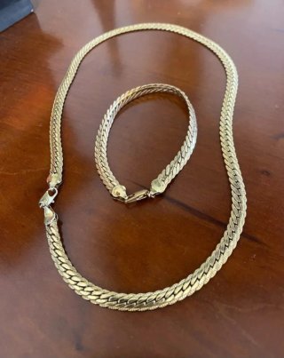 Conjunto de collar y pulsera dorados
