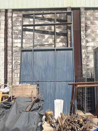 Puerta metálica industrial