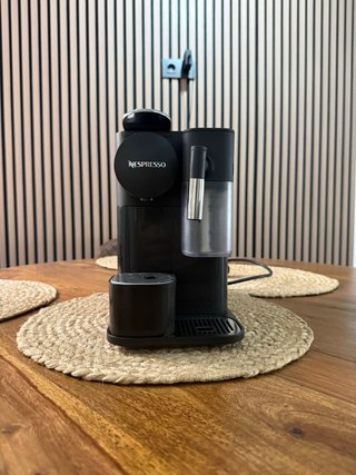 Cafetera Nespresso Negra