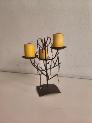 Candelabro da tavolo in metallo con decorazioni
