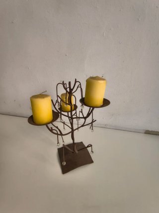Candelabro da tavolo in metallo con decorazioni